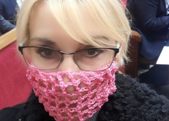 «Это не авоська и не сексуальный атрибут»: депутат из «Слуги народа» в знак протеста пришла в Раду в вязаной маске (ФОТО)