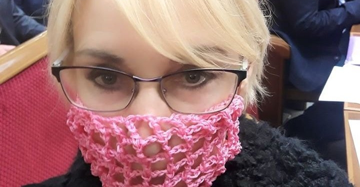 «Это не авоська и не сексуальный атрибут»: депутат из «Слуги народа» в знак протеста пришла в Раду в вязаной маске (ФОТО)