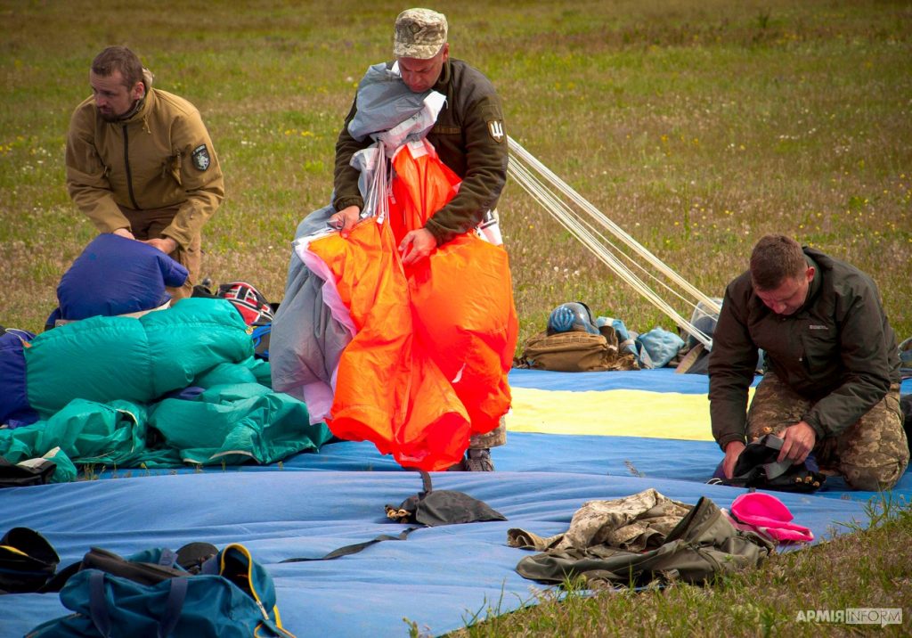 В Николаеве десантирование различной сложности отработали специалисты поисково-спасательных и парашютно-десантных служб (ФОТО) 11