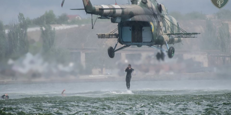 Очаковские «морские котики» отработали десантирование по-штурмовому на воду (ФОТО)