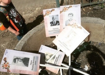 В Москве участники акции «Бессмертный полк» выбросили портреты «своих дедов» сразу после шествия (ФОТО)