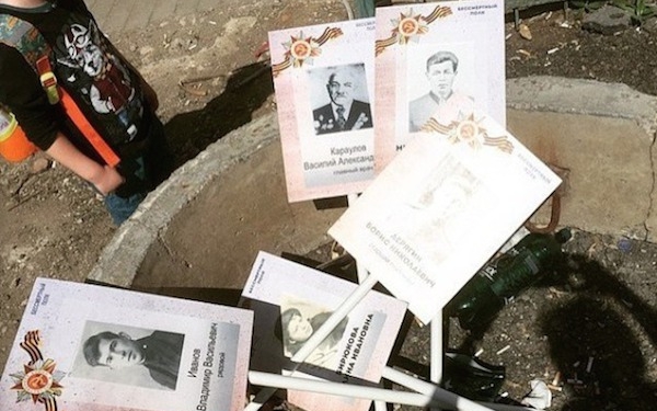 В Москве участники акции «Бессмертный полк» выбросили портреты «своих дедов» сразу после шествия (ФОТО)