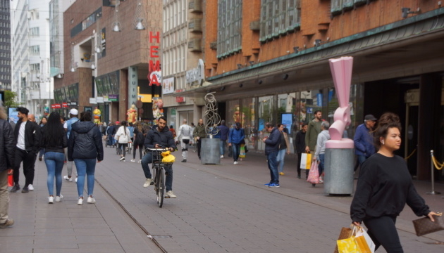 Жители Нидерландов выстроились в очереди к открытым магазинам