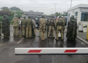 Украинские челноки-водители заблокировали КПП на границе с Венгрией из-за усиления проверок (ВИДЕО)