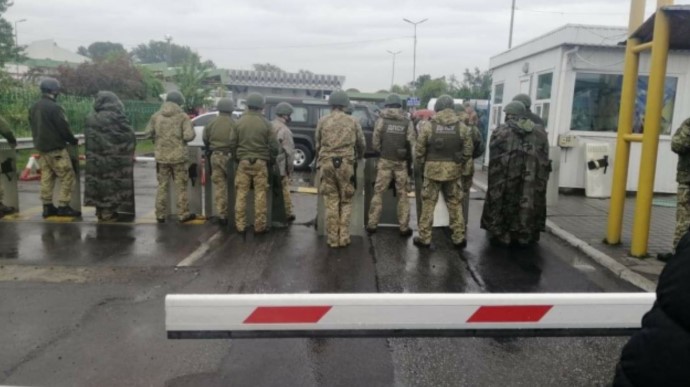 Украинские челноки-водители заблокировали КПП на границе с Венгрией из-за усиления проверок (ВИДЕО) 1