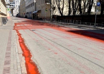 В Москве перед украинским посольством устроили провокацию и разлили литры «крови»