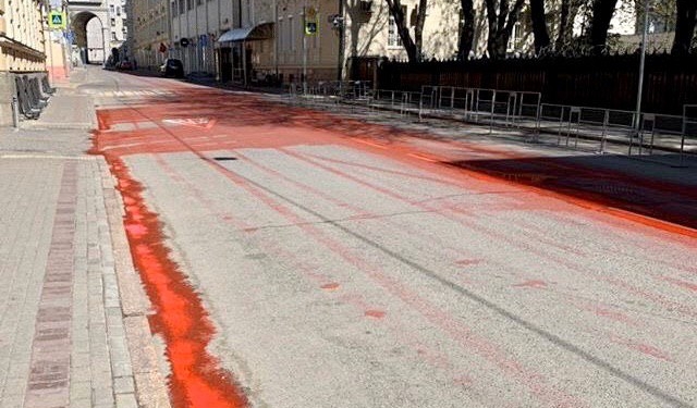 В Москве перед украинским посольством устроили провокацию и разлили литры «крови»