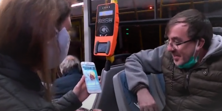 Родители 11 младенцев, рожденных суррогатными матерями, прилетели из Аргентины в Украину (ВИДЕО)