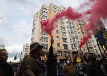 Участники акции “Стоп реванш” оклеили забор дома, где якобы живет Зеленский (ФОТО, ВИДЕО)