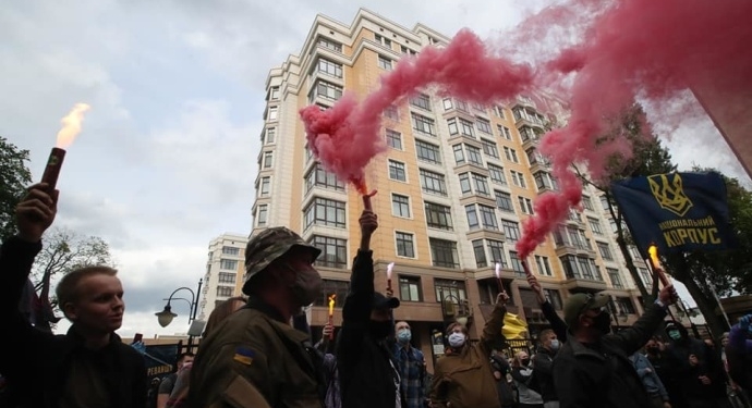 Участники акции “Стоп реванш” оклеили забор дома, где якобы живет Зеленский (ФОТО, ВИДЕО)