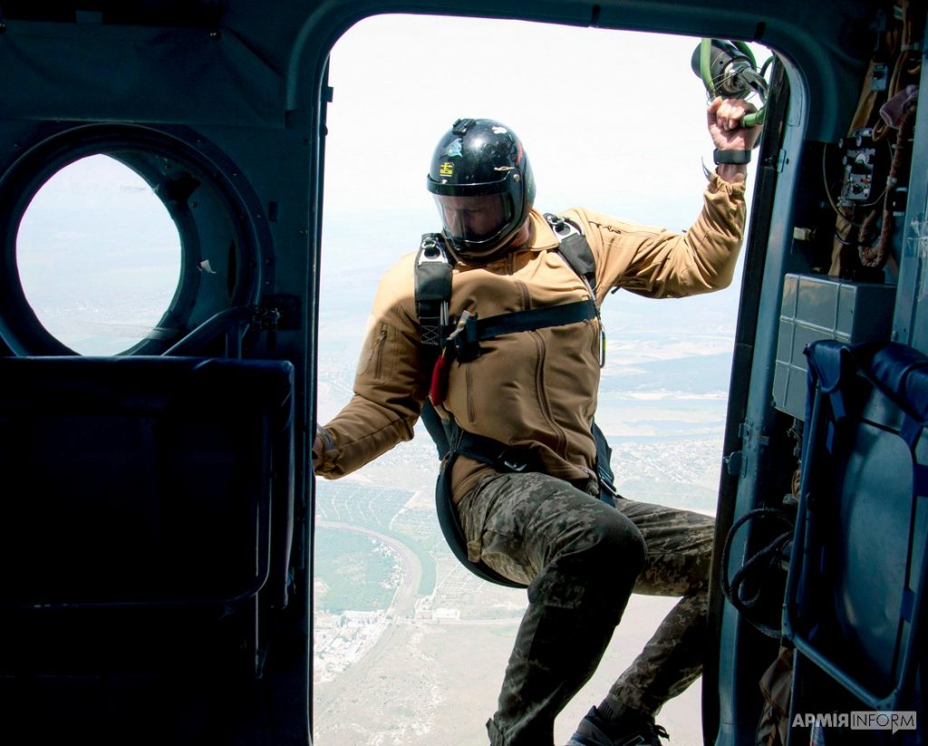 В Николаеве десантирование различной сложности отработали специалисты поисково-спасательных и парашютно-десантных служб (ФОТО) 15