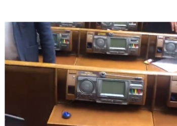 Не выдержал все-таки. В Раде загорелся пульт для голосования депутата от Слуги народа (ВИДЕО)