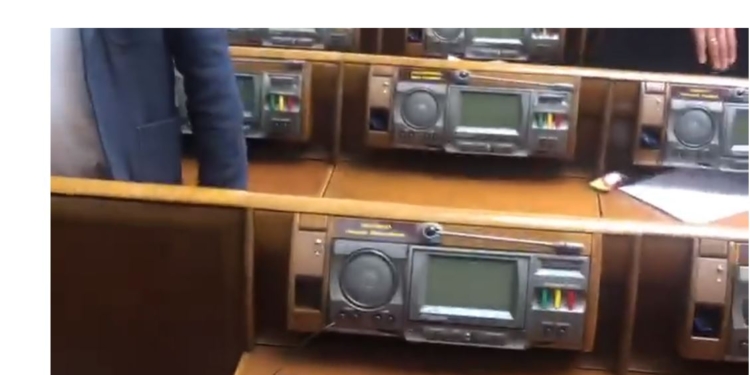 Не выдержал все-таки. В Раде загорелся пульт для голосования депутата от Слуги народа (ВИДЕО)