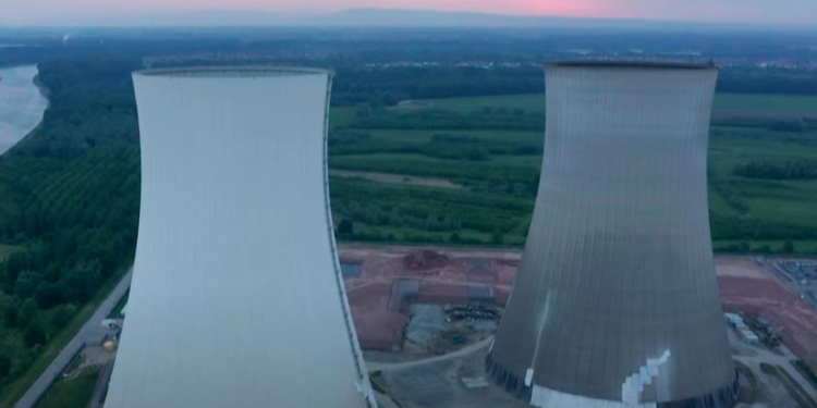 Ювелирная работа. В Германии взорвали башни остановленной АЭС (ВИДЕО)