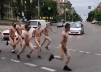 Голые мужчины в масках. В Киеве прошел антикоронавирусный забег (ВИДЕО)