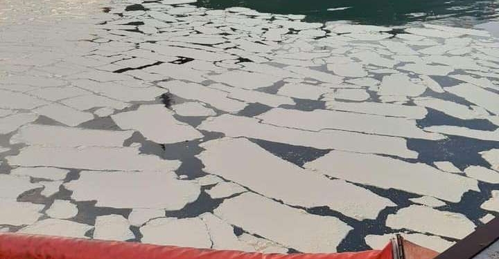 Это не лед! В порту Южный в море с судна вылилось более 8 тонн пальмового масла (ФОТО)