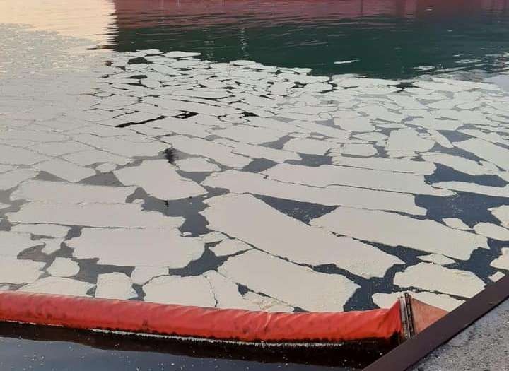 Это не лед! В порту Южный в море с судна вылилось более 8 тонн пальмового масла (ФОТО) 7