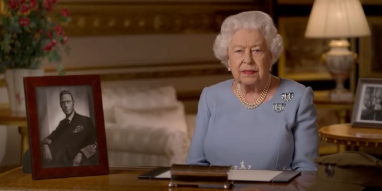 Она пережила войну.  Елизавета II обратилась к британцам по случаю Дня Победы (ВИДЕО)