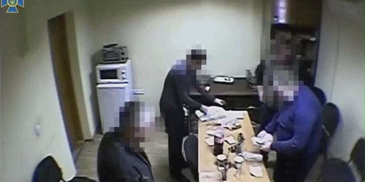 В СБУ показали, как таможенники на западной границе обмывают и делят взятки (ФОТО, ВИДЕО)