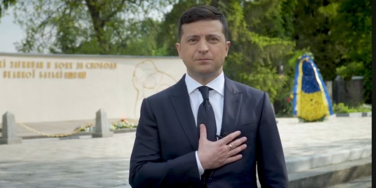 “Мы не будем дарить кому-то подвиги украинских героев”. Поздравление Зеленского с Днем Победы (ВИДЕО)