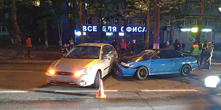 В Николаеве Nissan таранил припаркованный Ford, на Центральном проспекте пробка (ВИДЕО)