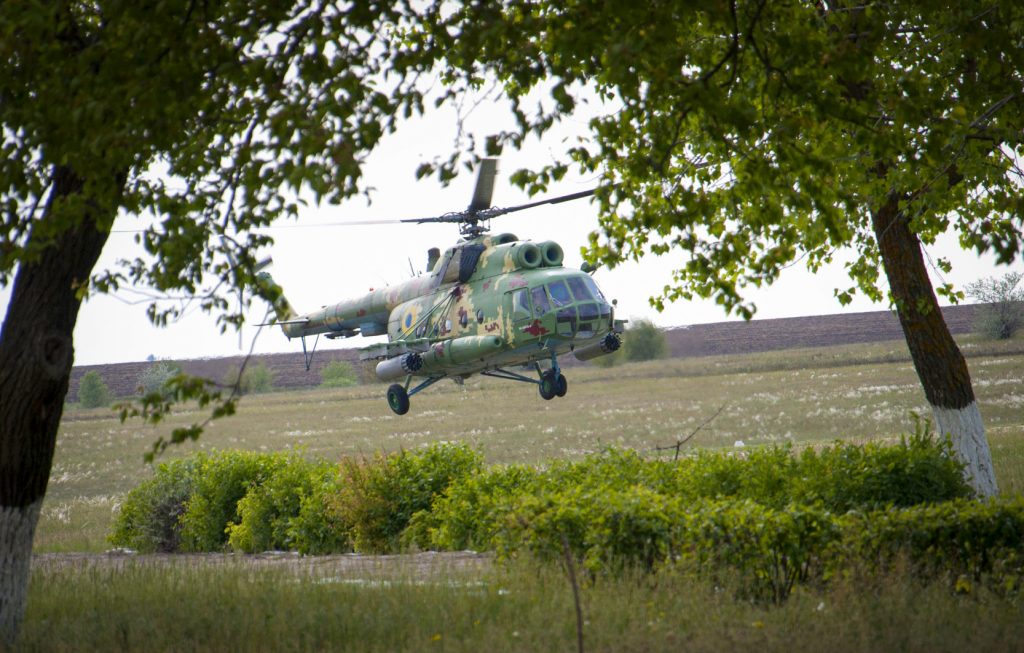 На Николаевщине летчики морской авиационной бригады провели учебно-тренировочные полеты с боевой стрельбой во время летной смены (ФОТО) 17