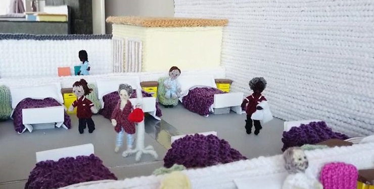 От газонов до капельниц: 91-летняя британка связала модель больницы, где лечат больных COVID-19