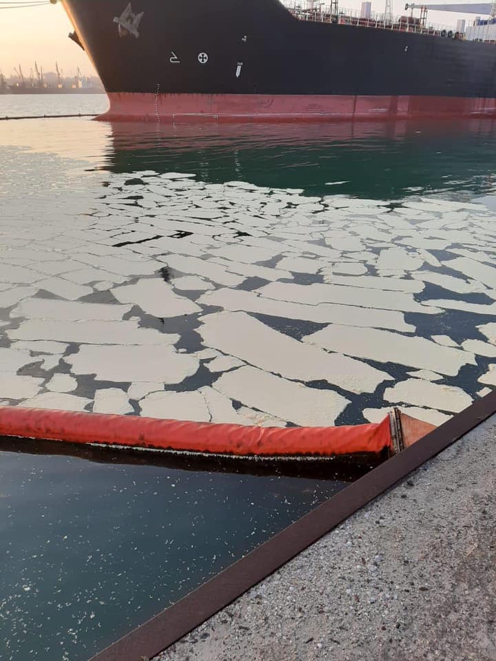Это не лед! В порту Южный в море с судна вылилось более 8 тонн пальмового масла (ФОТО) 1