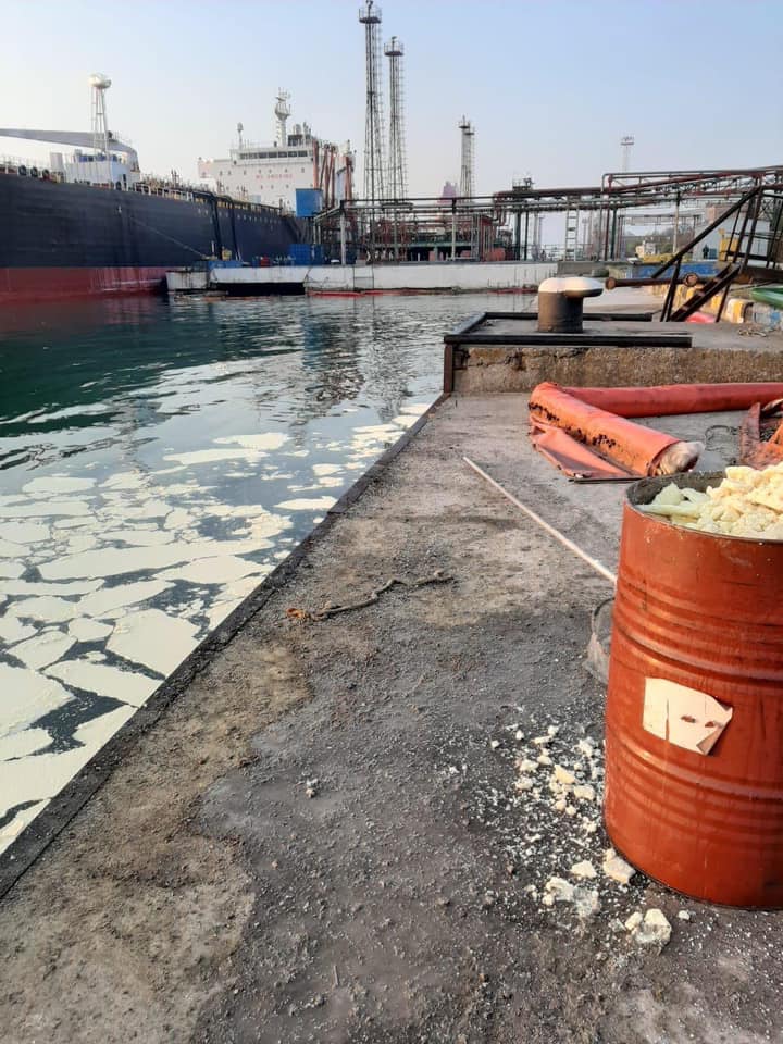 Это не лед! В порту Южный в море с судна вылилось более 8 тонн пальмового масла (ФОТО) 5