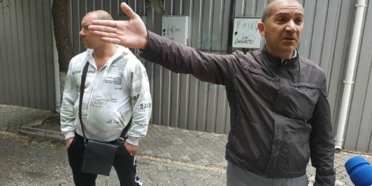 «Обычный демонтаж превратили в цирк»: на площади Победы предприниматели воспротивились сносу незаконных МАФов (ФОТО)