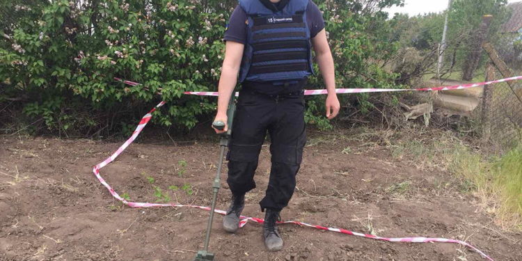 Николаевец возле автокооператива в Варваровке обнаружил артиллерийские снаряды (ФОТО)