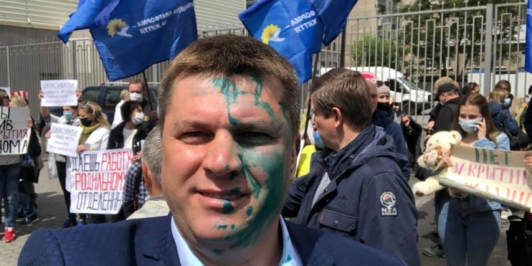 Соратника Медведчука облили зеленкой в Харькове (ФОТО)