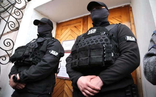 Погром в музее: сотрудники ГБР описали картины Порошенко и оставили их на «хранение» (ФОТО)