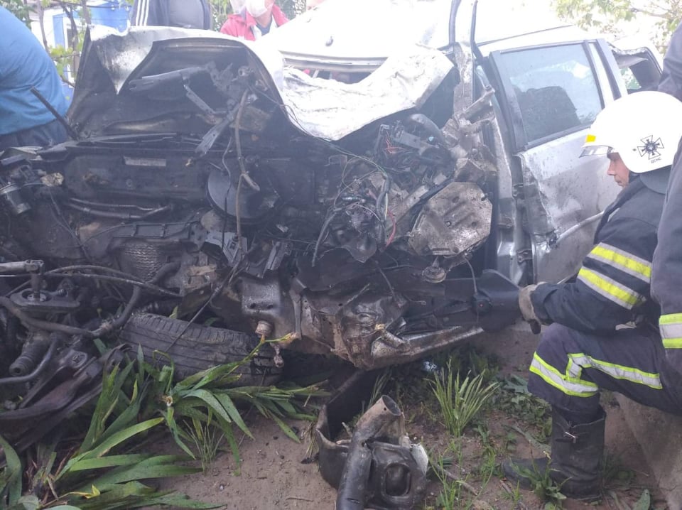 На Николаевщине погибшего в ДТП водителя спасателям пришлось извлекать из автомобиля при помощи гидравлики (ФОТО) 1