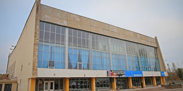 Ремонт спорткомплекса «Надежда» должен завершиться до 1 сентября, иначе договор с подрядчиком будет расторгнут