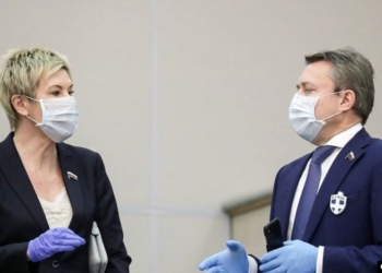 Депутаты Госдумы РФ носят значки, отпугивающие коронавирус