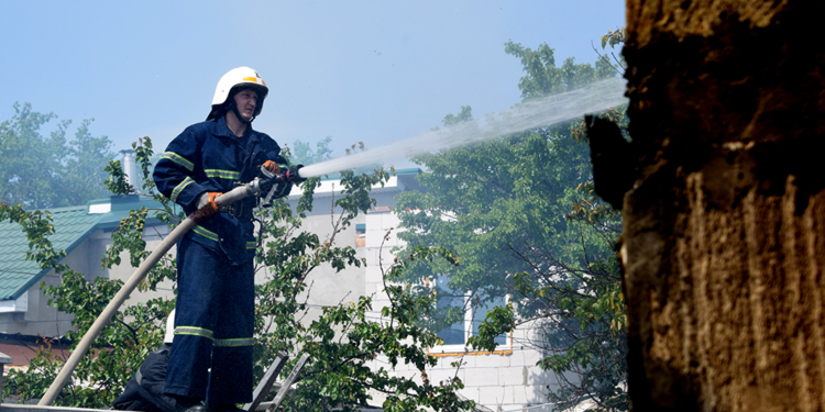 В Заводском районе Николаева спасатели ликвидировали пожар в частном секторе (ФОТО и ВИДЕО)