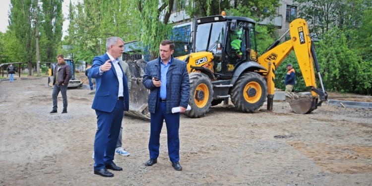 В Корабельном районе капитально ремонтируют дорогу и тротуары возле третьей гимназии и школы №54 (ФОТО)