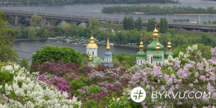 Пока киевляне на карантине, в ботсаду им. Гришко цветут сирень, пионы и каштаны (ФОТО)