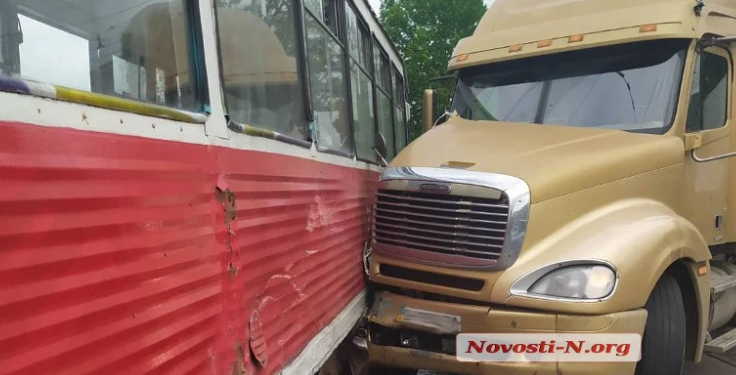 Грузовик в Николаеве таранил трамвай с пассажирами