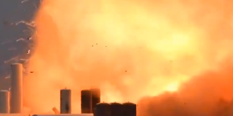 Корабль Маска для полетов на Луну и Марс взорвался при испытаниях двигателя (ВИДЕО)