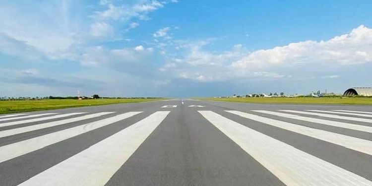 Директор Николаевского аэропорта раскритиковал министра и сослался на указания президента