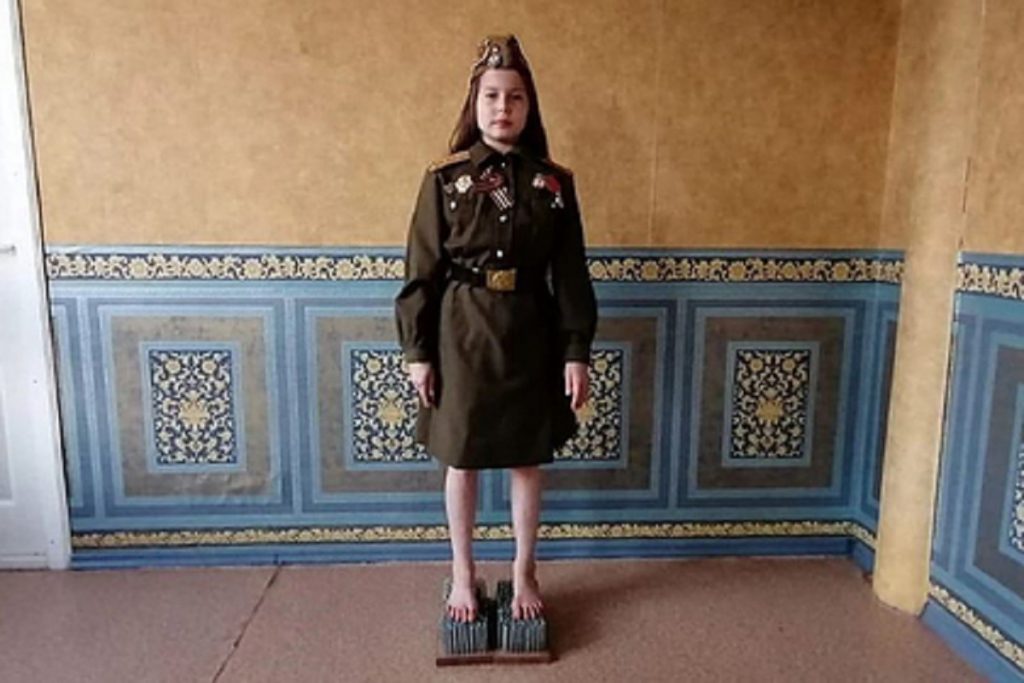 В честь 9 мая: российская школьница больше часа простояла на гвоздях 1