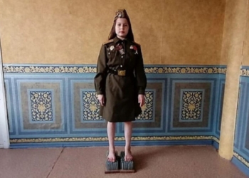 В честь 9 мая: российская школьница больше часа простояла на гвоздях