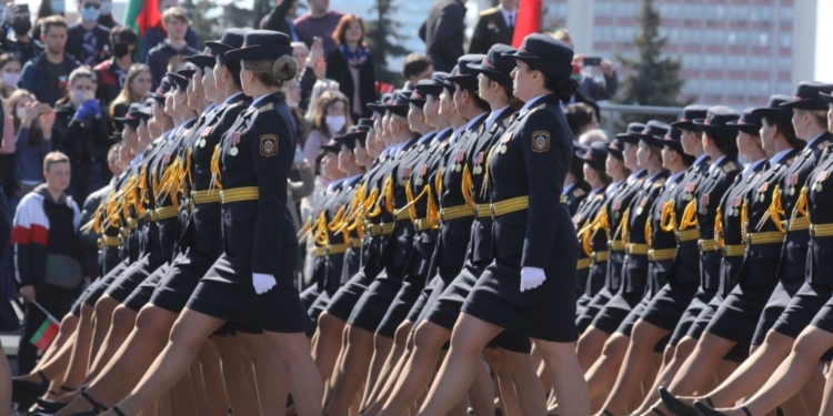 Лукашенко в разгар пандемии устроил парад Победы (ФОТО, ВИДЕО)