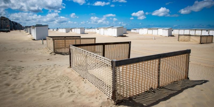 На бельгийских пляжах появились домики для социальной дистанции