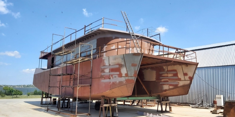 В Николаеве показали, как строят трехпалубный катамаран для морских прогулок (ФОТО)