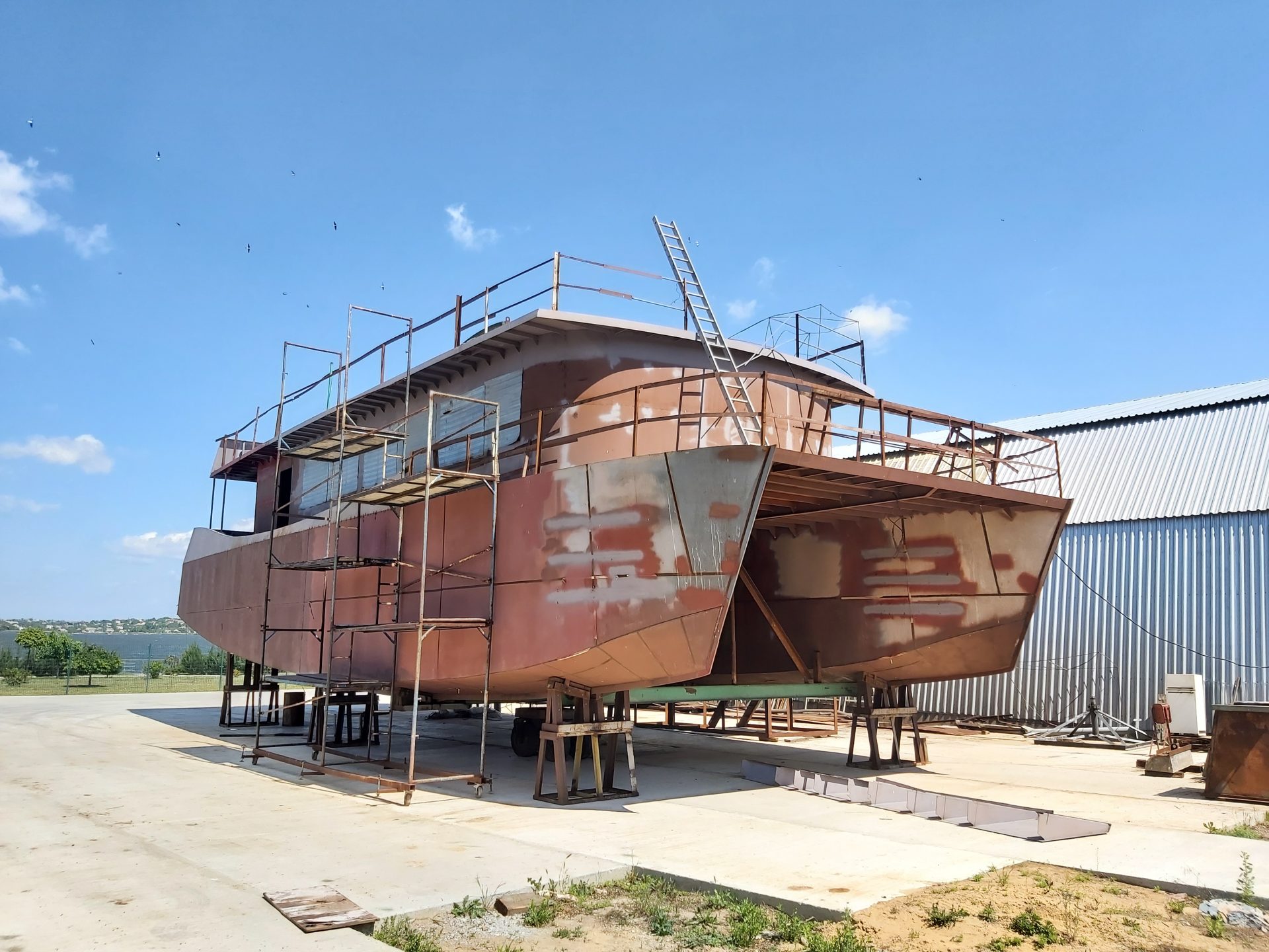 В Николаеве показали, как строят трехпалубный катамаран для морских прогулок (ФОТО)