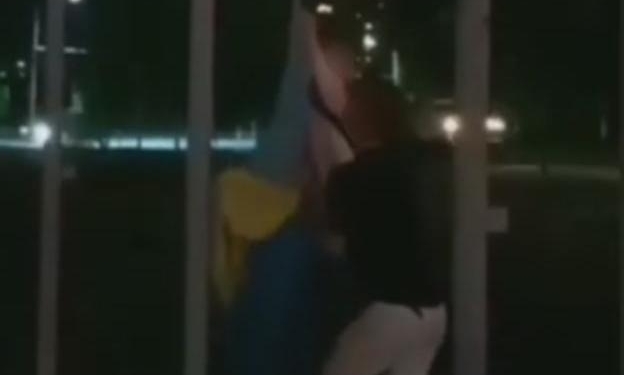 Подростки в Запорожье сорвали государственный флаг и сняли это на видео (ФОТО, ВИДЕО)