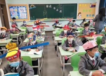 В Китае после смягчения карантина на школьников надели шляпы с метровыми полями (ФОТО, ВИДЕО)